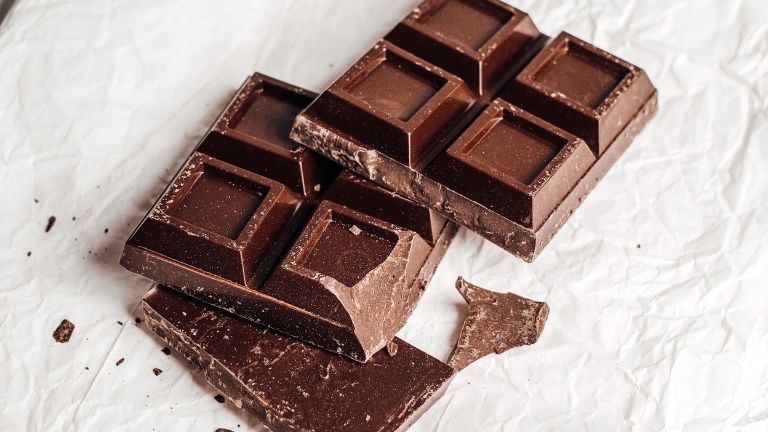 how to stay full on the go healthy snacks dark chocolate